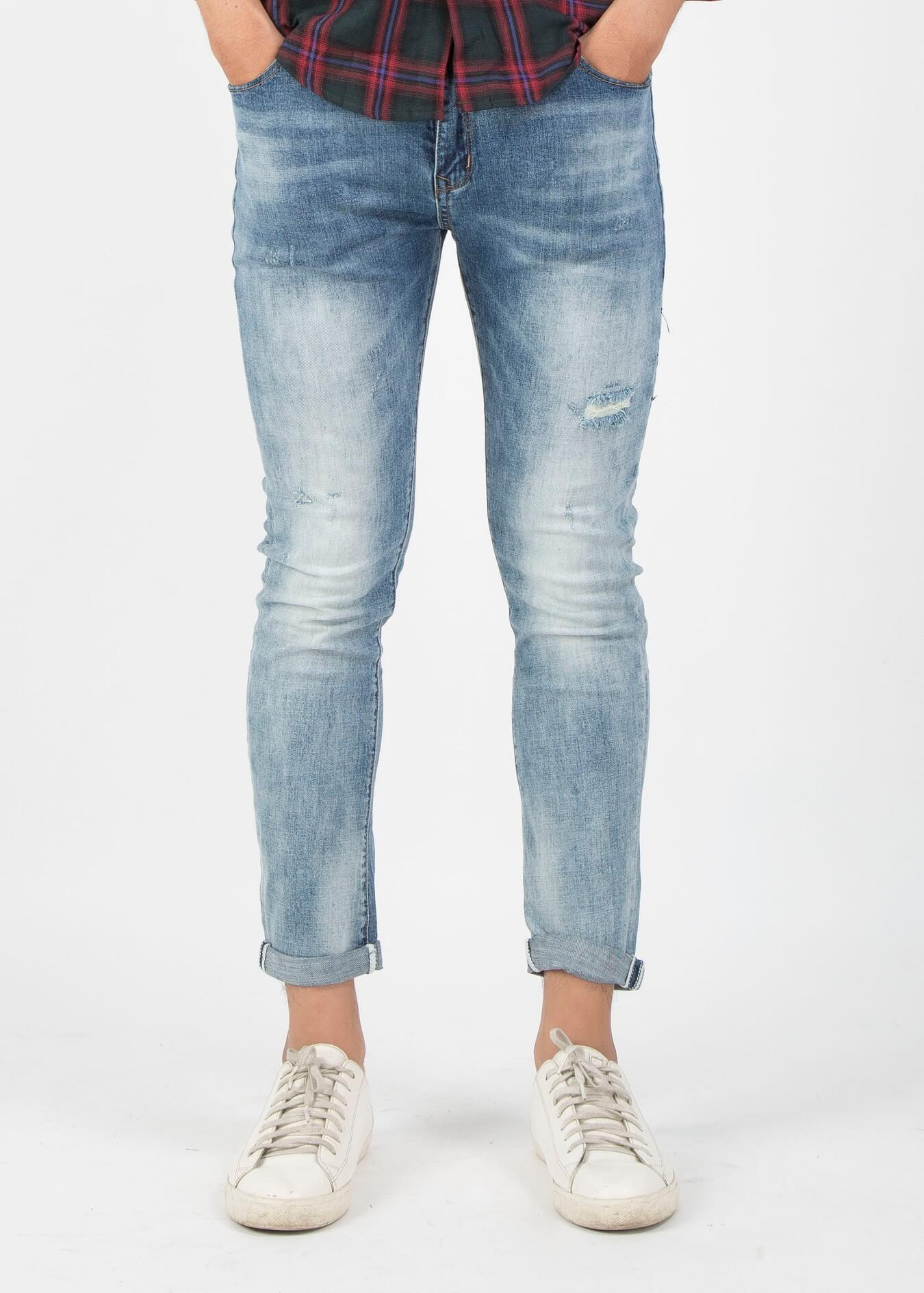 Một kiểu quần jeans skinny basic, với ống chân bó sát người mặc